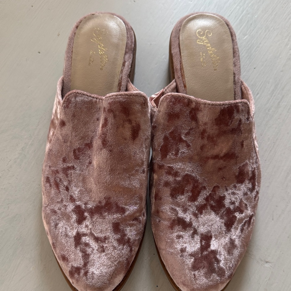 Seychelles Women's Pink Velvet Mules